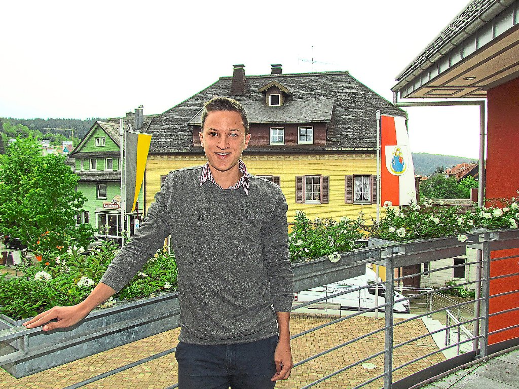 Lukas Bechtold freut sich, dass er als Verwaltungsfachangestellter im Rathaus seiner Heimatgemeinde Schonach einen festen Arbeitsplatz bekommen hat.   Foto: Kammerer Foto: Schwarzwälder-Bote
