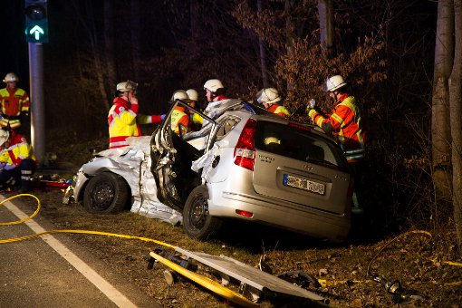 Ein 23-jähriger Autofahrer ist am Freitagabend bei einem Unfall im Landkreis Ludwigsburg getötet worden. Ein Lkw erfasste das Auto, nachdem er nahe der Auffahrt Mundelsheim zur Autobahn 81 bei Rot auf eine Kreuzung gefahren war.  Foto: www.7aktuell.de | Dan Becker