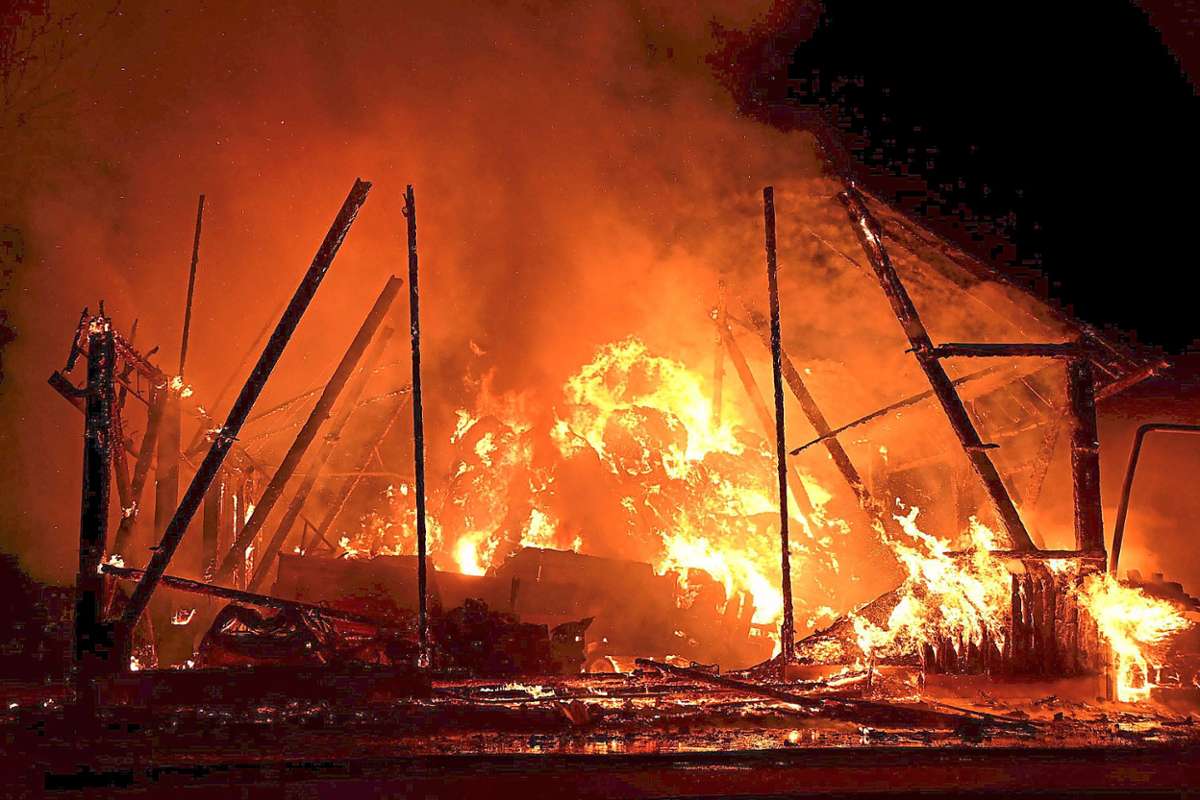 Die Scheune des Fützener Hölzlehofs wurde am Samstagabend ein Raub der Flammen. Auch das Wohnhaus wurde stark in Mitleidenschaft gezogen. (Symbolfoto) Foto: Sprich