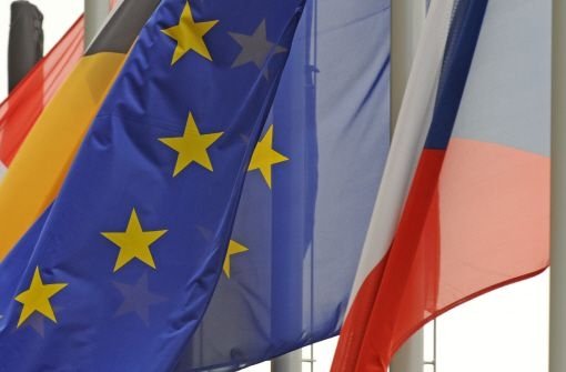 Die Fahnen der EU und Tschechiens (re.) wehen vor dem Prager Kongresszentrum  Foto: dpa