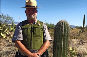 Ranger Ray O’Neal neben einem der von ihm zu schützenden Saguaro-Kakteen. Foto: Stefan Wagner