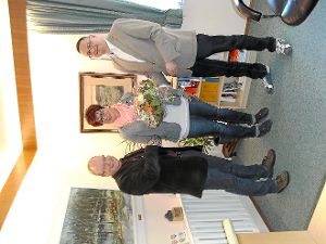 Bürgermeister Reiner Ullrich (links) und  Sascha Falk, Leiter der Kreisvolkshochschule, begrüßten Brigitte Korneffel, die neue Leiterin der VHS-Außenstelle Alpirsbach.   Foto: Held Foto: Schwarzwälder-Bote