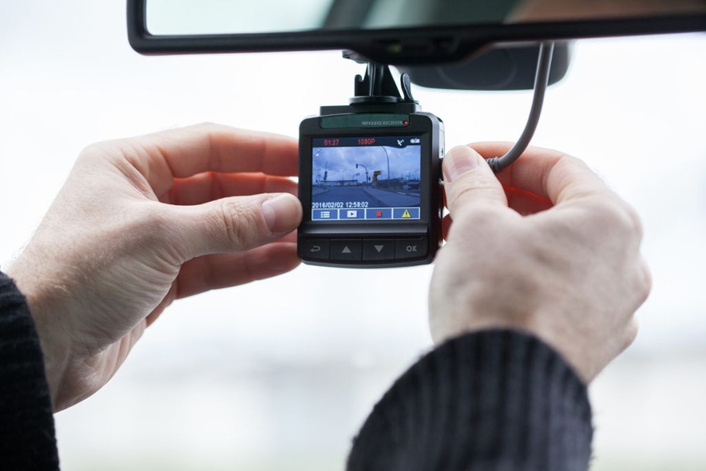 Dashcams sind kleine Kameras im Auto, die das Verkehrsgeschehen während der Fahrt aufzeichnen. Doch was darf die Kamera eigentlich alles filmen? (Symbolfoto) Foto:  Christin Klose/dpa