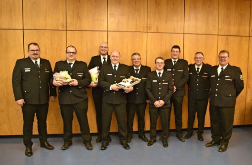 Die neu gewählten Feuerwehrfunktionäre sowie die für besondere Verdienste Geehrten Foto: Wagner