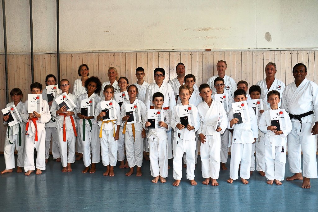 22 Prüflinge des Karateclubs Triberg  stellten sich dem Prüfer Don Turin Jayakody (rechts), bestanden haben alle.