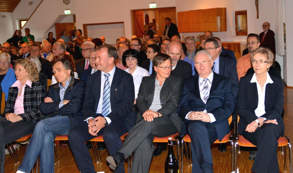 Emil und Marianne Maser  sitzen in der ersten Reihe. Mit im Bild: Pfarrerin Kristina Reichle (links)