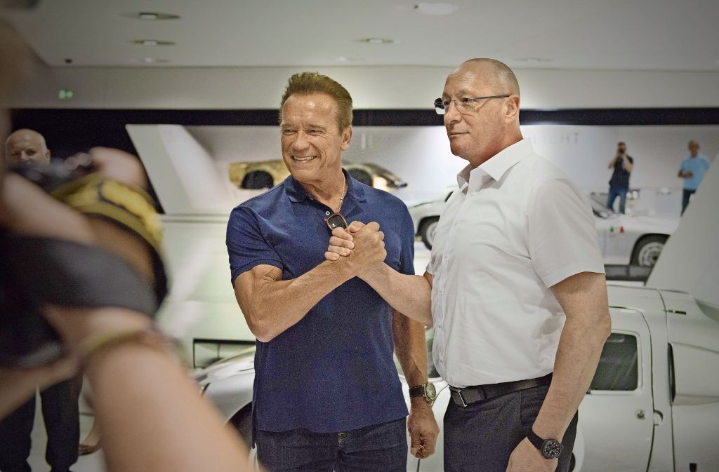Armdrücken: Arnold Schwarzenegger und Uwe Hück (re.) im Porsche-Museum in Stuttgart-Zuffenhausen. Foto: Lichtgut/Max Kovalenko
