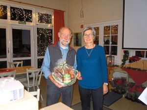 Paula Grieshaber bedankt sich bei Georg Ketterer mit einem Präsent.    Foto: Landfrauen Foto: Schwarzwälder Bote