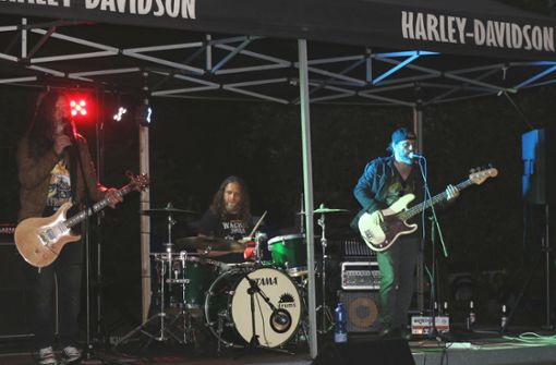 Bullet Proof, eine Hardrock-Band aus dem Deutsch-Schweizer Grenzgebiet, heizt lautstark ein. Foto: Hans-Jürgen Kommert