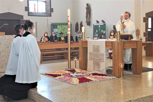Pater Erwin Wieczorek zelebriert die Messe an Fronleichnam in der Bisinger Nikolauskirche.Fotos: Wahl Foto: Schwarzwälder Bote