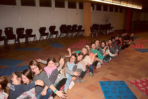 Lachen entspannt: Das erfuhren die Schüler der Klasse  6c beim Lach-Yoga. Foto: Zwißler Foto: Schwarzwälder-Bote