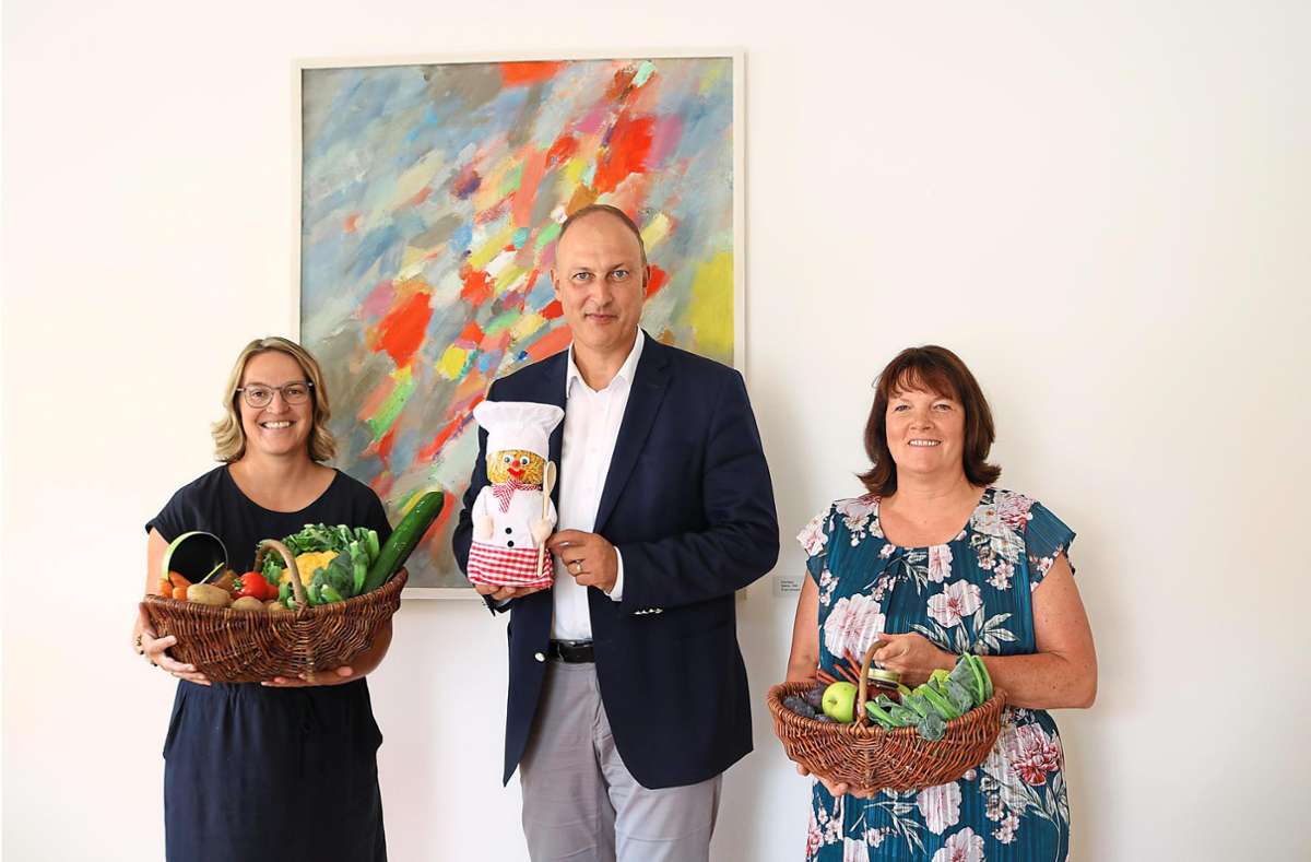 Als Koch ist Bürgermeister Kollmeier beim Event SWR1 Pfännle aktiv und nutzt regionale Lebensmittel, wie Susanne Bucher (links) und Heidi Mayer-Löhr zeigen. Foto: Silvia Bächle 