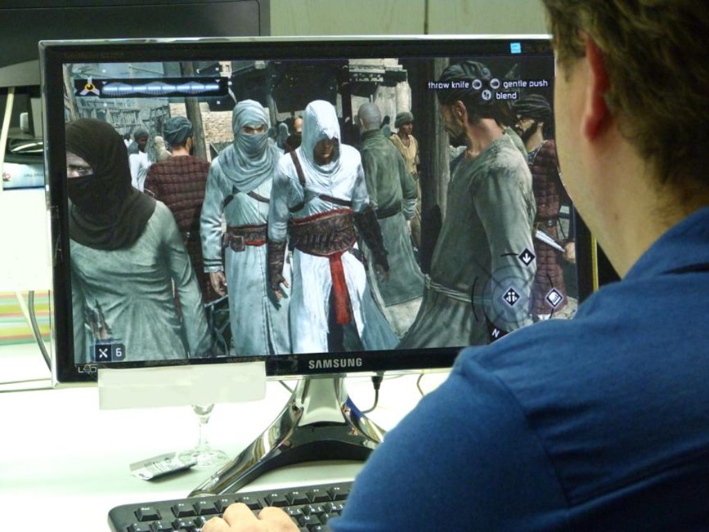 Blick auf Assassin’s Creed: Handelt es sich bei dem Unbekannten um einen Fan des Spiels, der eine Szene nachspielt?