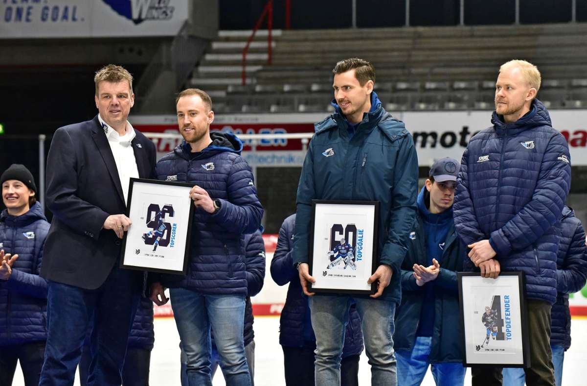 Wild-Wings-Sportdirektor Stefan Wagner   ehrt Tyson Spink, Joacim Eriksson und Ville Lajunen (von links) für ihre individuell herausragenden Platzierungen in den DEL-Ranglisten nach der Hauptrunde. Foto: Roland Sigwart