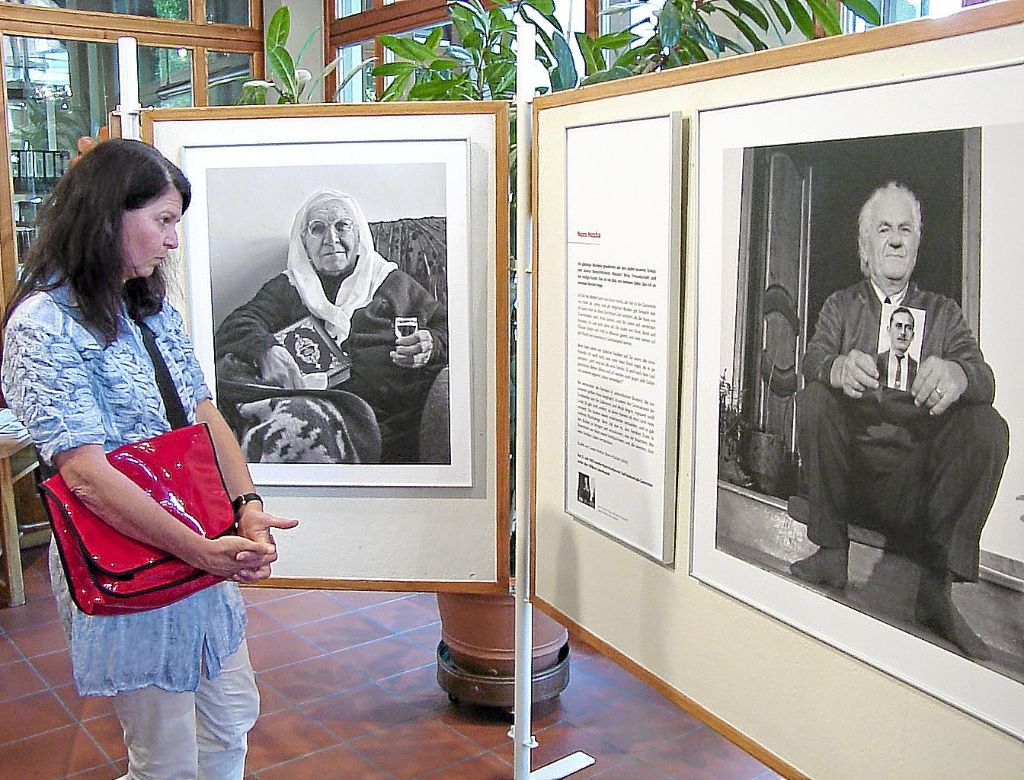Fotos, die Geschichten von Mut und Anstand erzählen, sind in der  Bisinger Hohenzollernhalle zu sehen.  Foto: Maute Foto: Schwarzwälder-Bote