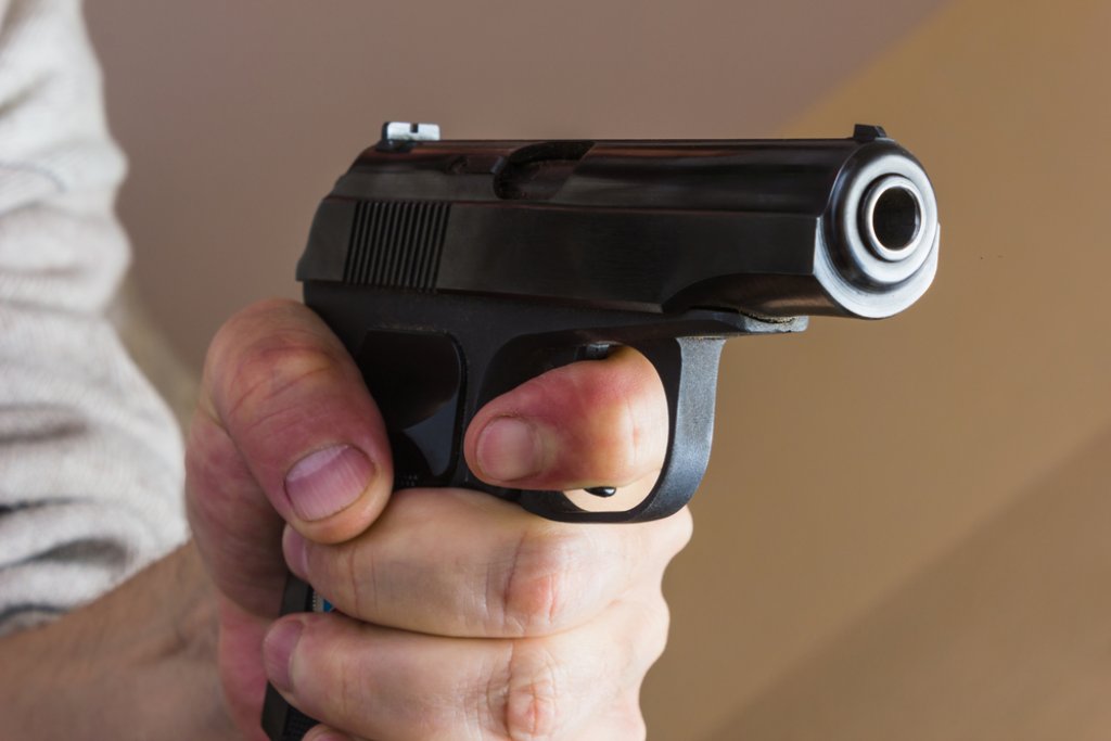 Einer der Täter führte eine Schusswaffe mit sich. (Symbolbild) Foto: Oleg Zhukov/Shutterstock
