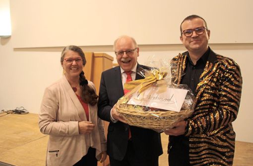 Mit der ehemaligen SPD-Landesvorsitzenden Ute Vogt übergibt Kreisvorsitzender Marius Thoy an Gerhard Gaiser (Mitte) ein Geschenk. Foto: B. Schwarz