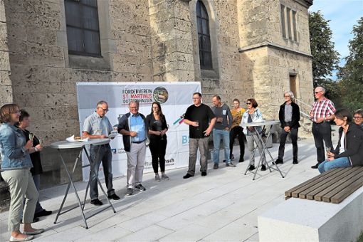 Der  Vorsitzende  des Fördervereins St. Martinus, Markus Münch (Dritter von links), stellt den Förderern des Kirchenprojekts die  Sponsorenwand vor.Fotos: Schatz Foto: Schwarzwälder Bote