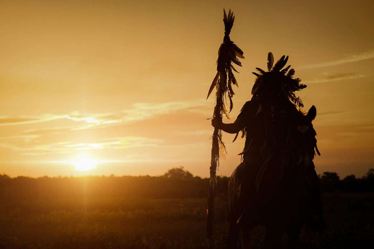 Die deutsche Vorstellung von Indianern beschränkt sich oft auf Menschen mit Federschmuck, Pferde und Mokassins. Doch die unterschiedlichen Kulturen der Native Americans umfassen viel mehr als das. (Symbolfoto) Foto: TORWAISTUDIO/ Shutterstock