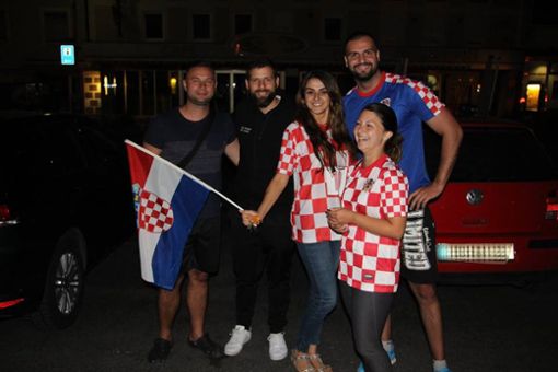 Ausgelassen feiern kroatische Fans in Hechingen den Sieg über Argentinien. Foto: Huger