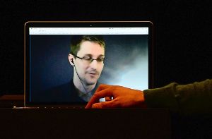 Edward Snowden bei einer Liveschalte anlässlich des Stuttgarter Friedenspreises. Foto: dpa