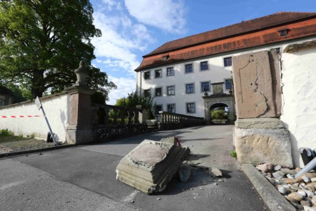 Traurig: Der abgerissene Kopf einer Statue liegt auf einem Weg nahe dem Geislinger Schloss.