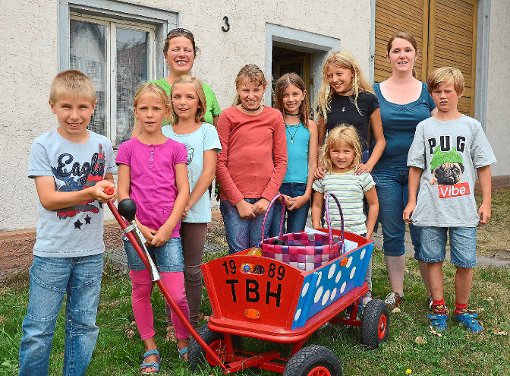 Eine spaßige Schnitzeljagd durch Marbach erleben die Kinder mit den  Talbachhexen beim Ferienprogramm, mit im Bild: Ulrike Neugart (hinten links) sowie Claudia Stecher (rechts).   Foto: Kaletta Foto: Schwarzwälder-Bote