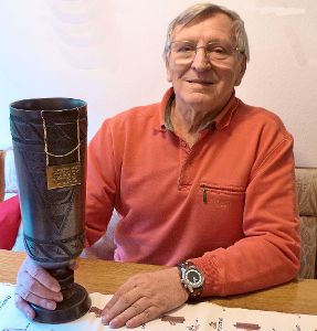 Heute feiert Gerhard Arndt, erfolgreicher Schwimmtrainer, in Bad Wildbad-Calmbach seinen 80. Geburtstag, auf dem Bild mit seinem Pokal aus Kohle. Foto: Bechtle Foto: Schwarzwälder-Bote