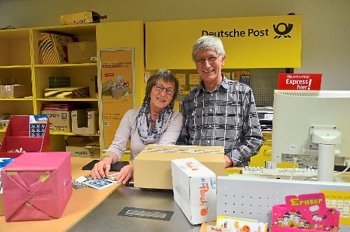 Helmut Zeller ist jetzt fast ständig in der Althengstetter Postagentur anzutreffen. Ehefrau Elfriede ist in den wohlverdienten Ruhestand getreten.  Foto: Bausch Foto: Schwarzwälder-Bote