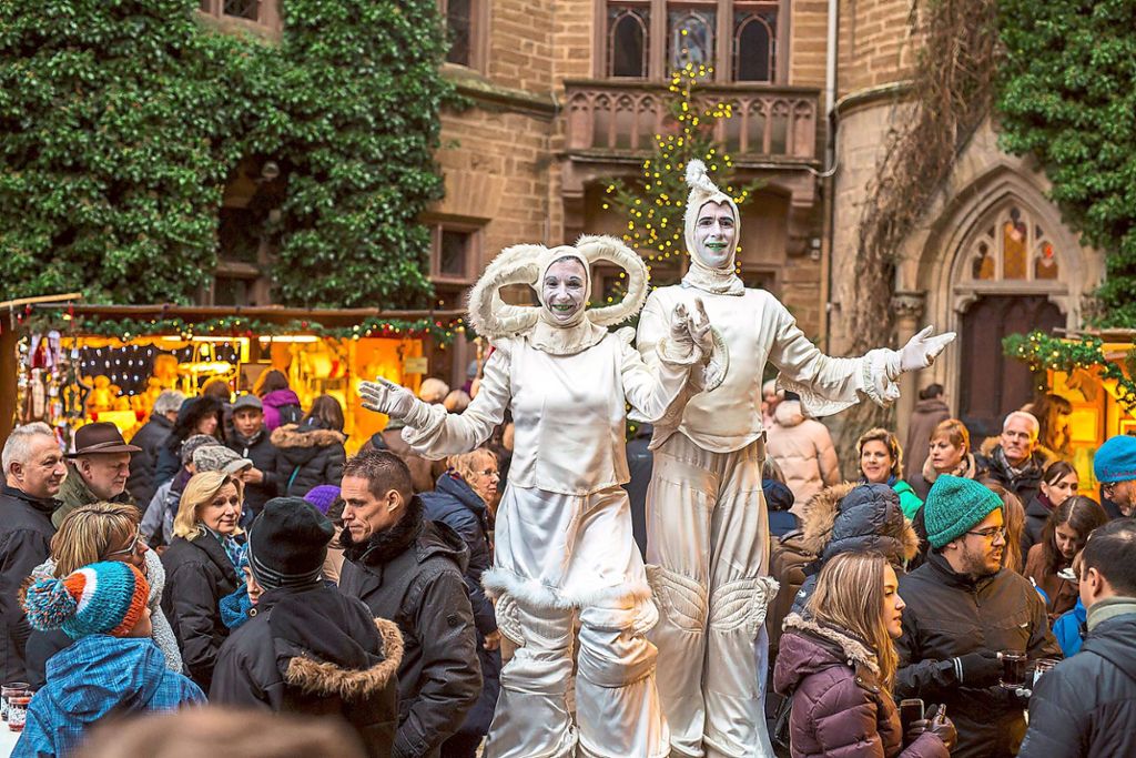 Stelzenengel schreiten durch die Besuchermengen während des Weihnachtsmarkts auf der Burg Hohenzollern. Dieser findet wieder an den ersten beiden Adventswochenenden statt.  Fotos: Beck