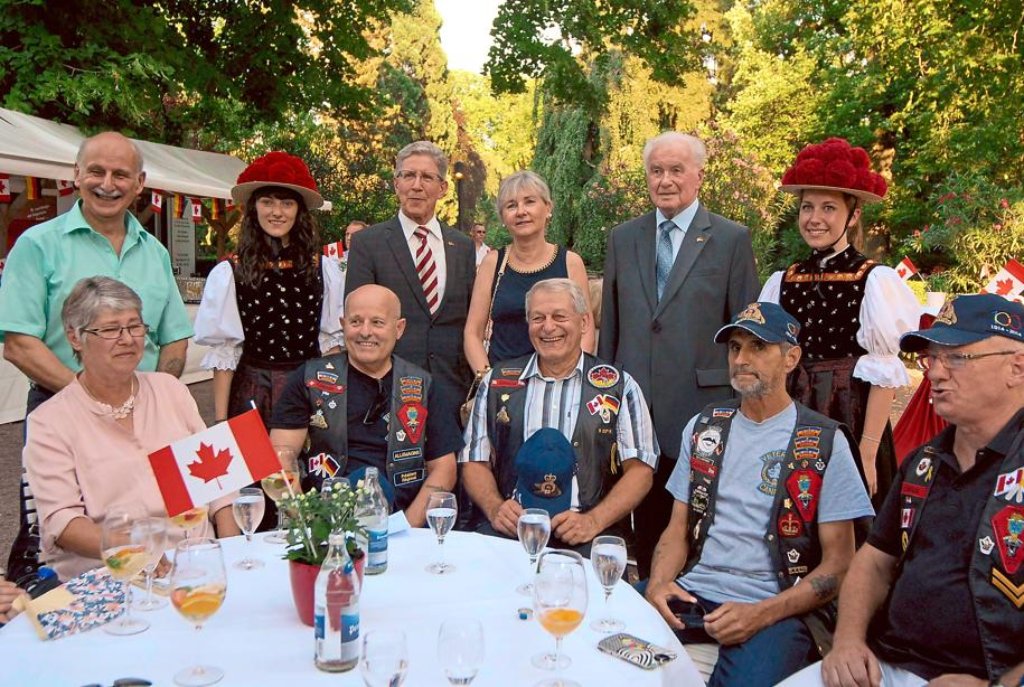 Beim Empfang im Stadtpark tauschte sich die  Botschafterin Marie Gervais-Vidricaire (hintere Reihe, Mitte) unter anderem auch mit kanadischen Veterans und Alt-Oberbürgermeister Werner Dietz (hintere Reihe, zweiter von rechts) aus.