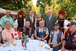 Beim Empfang im Stadtpark tauschte sich die  Botschafterin Marie Gervais-Vidricaire (hintere Reihe, Mitte) unter anderem auch mit kanadischen Veterans und Alt-Oberbürgermeister Werner Dietz (hintere Reihe, zweiter von rechts) aus. Foto: Baublies