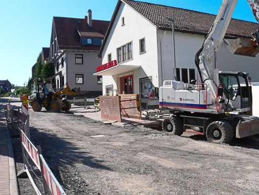 In der Schwarzwaldstraße in Schömberg laufen die Bauarbeiten auf Hochtouren.  Foto: Krokauer