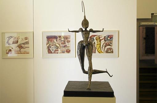 Ein weibliches Wesen aus dem All in Tanzhaltung: Bei der Ausstellung mit Werken von Jochen Wahl sind skurrile Figuren zu sehen. Foto: Steinmetz