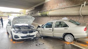 Zwei Autos stießen am Dienstagmittag auf der L 87 bei Achern aufeinander – zwei Menschen wurden offenbar verletzt. Foto: Kornmeier/Einsatz-Report 24