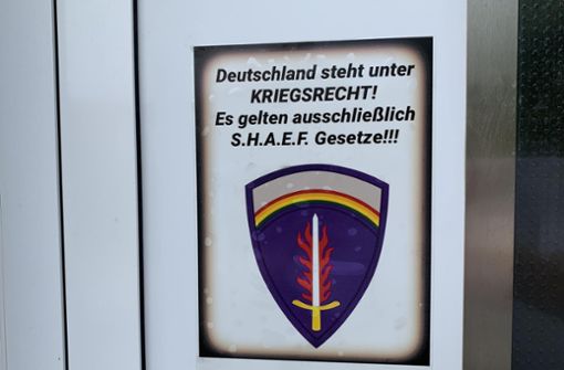 Deutschland steht unter KRIEGSRECHT!: Dieses Schild hatte der 66-jährige Balinger an der Haustür in Weilstetten angebracht. Dort wurde er im Sommer vom SEK zwangsgeräumt. Nun schlugen Ermittler wegen Hass-Beiträgen im Internet erneut bei ihm auf. Foto: Frey