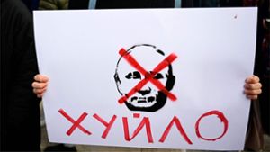 Protest gegen Kreml-Chef Wladimir Putin vor der russischen Botschaft in Berlin Foto: AFP/Tobias Schwarz
