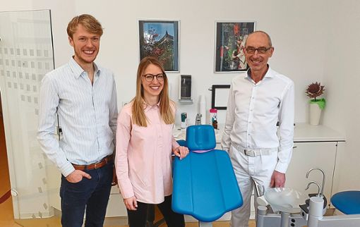 Reinhard Schugg (von rechts)  freut sich, dass seine  Praxis und die Patienten bei Tochter Meike und Schwiegersohn Florian Behrend auch  künftig in guten  Händen sind. Foto: Otto