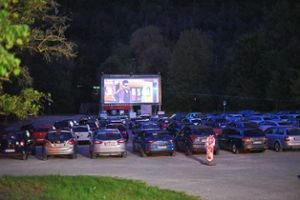 Ein voller Parkplatz: Das Auto-Kino feiert in Oberndorf Premiere. Foto: Wagner