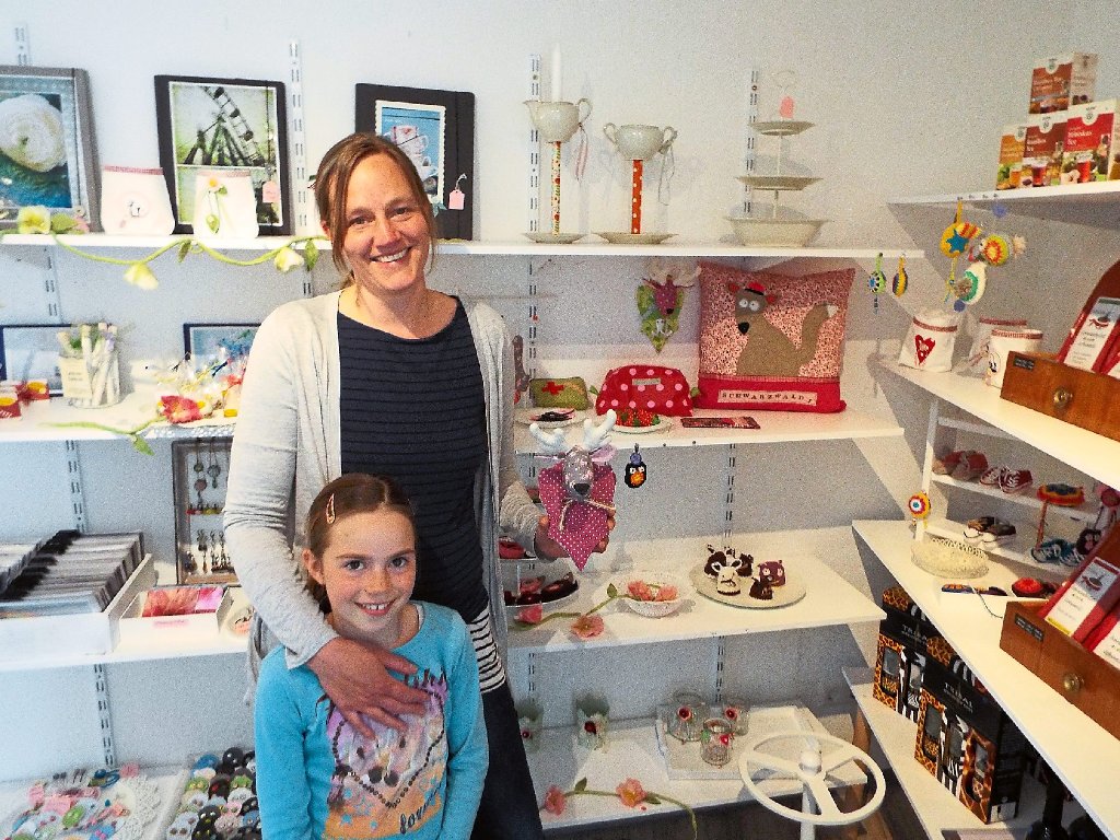 Katja Färber mit der achtjährigen Mia und einem Stoff-Elch im Café Bohnenheld: Der Tochter gefallen die Arbeiten ihrer Mutter sehr gut, wie sie spontan versichert.  Foto: Vaas Foto: Schwarzwälder-Bote