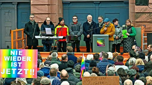 Die Organisatoren der Lahrer Demo am 3. Februar um Moderator Heinz Siebold (am Mikrofon) kämpfen weiter für Demokratie. Foto: Endrik Baublies/Endrik Baublies