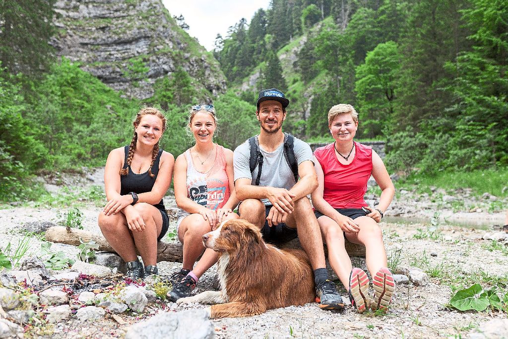 Ein besonderes Erlebnis für Benita Hansmann (rechts) und Lilia Lehmann (links) aus Schonach ist die Wandertour mit Skistar Felix Neureuther, der von seiner Freundin Miriam Gössner und seinem Hund Buddy begleitet wird.