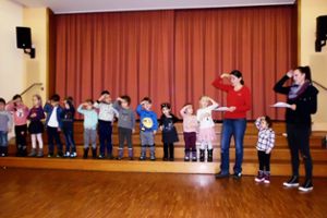Wenn Jung und Alt zusammen feiern: Die Kindergartenkinder unterhielten die Gäste der Seniorenweihnacht in Heilig-Kreuz mit ihren Liedern. Foto: Falke Foto: Schwarzwälder Bote