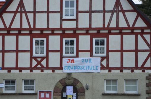 Die geplante Schließung der Trichtinger Grundschule sorgt für Unmut unter den Bürgern. Foto: Wagner