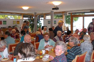 Die Senioren genießen die gute Unterhaltung sowie frisch gebackene Köstlichkeiten. Foto: Sozialgemeinschaft Foto: Schwarzwälder-Bote