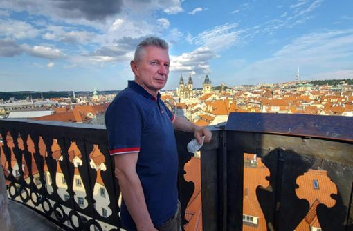Bernhard Schönemann auf dem astronomischen Turm des Clementinums im Jahr 2021 mit Sicht über Prag Foto: Titus Schönemann