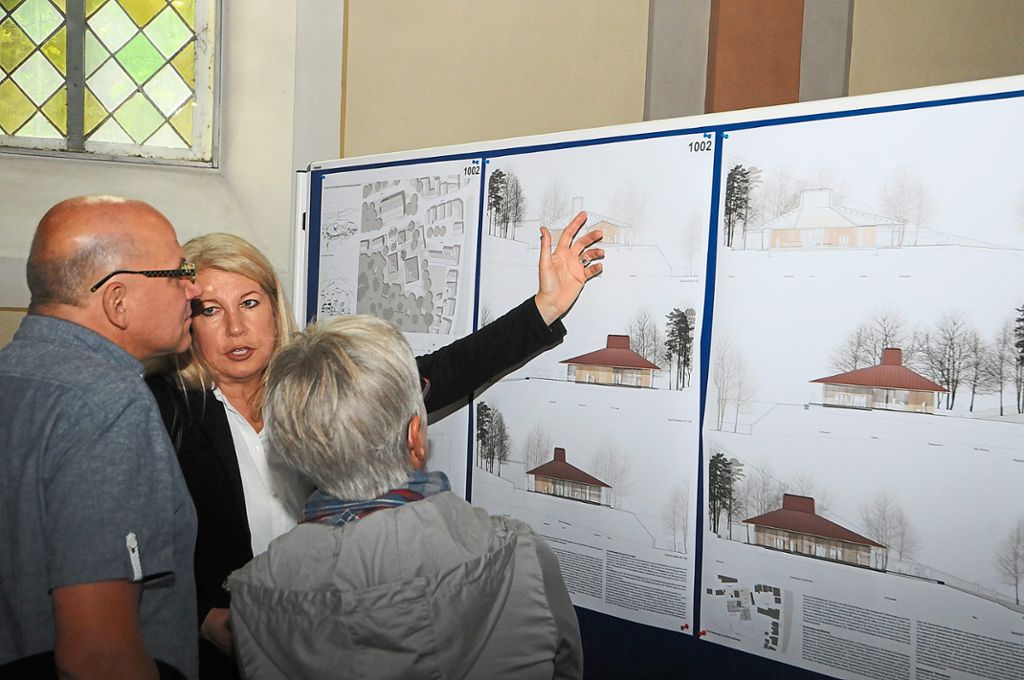 Heidrun Muffler erklärt Besuchern die Pläne für das Gemeindehaus. Fotos: Ziechaus