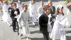 Kinder empfangen Erstkommunion