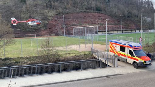 Der Hubschrauber macht sich nach dem Einsatz auf den Weg zurück nach Villingen-Schwenningen. Foto: Wegner