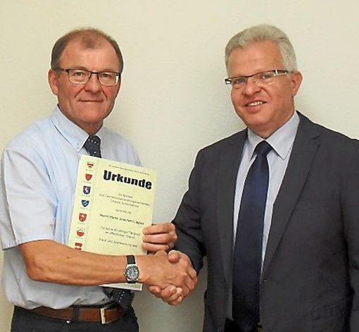 Verbandsvorsitzender Gerhard Reiner   (rechts) überreicht Hans Joachim Lippus die Urkunde anlässlich seines 40-jährigen Jubiläums im öffentlichen Dienst. Foto: Verband Foto: Schwarzwälder-Bote